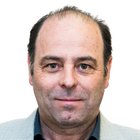 Restauratoren Porträt eines Mannes mittleren Alters mit grauem Sakko und dunklem Hemd vor weißem Hintergrund