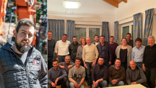 Junghandwerker Porträt eines Mannes und Gruppentreffen in einem Raum mit Vorhängen