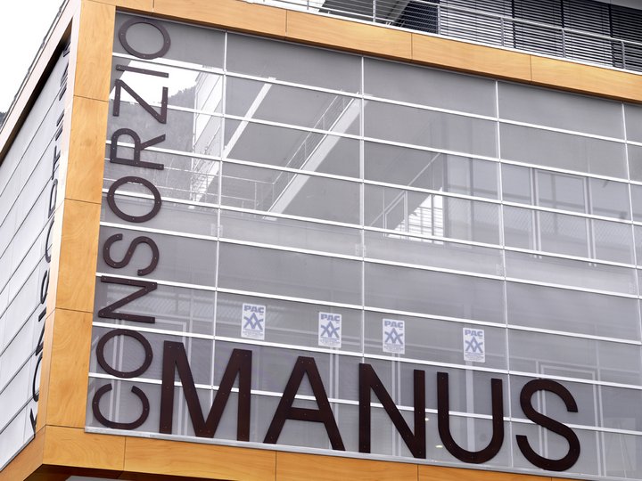 Ansiedlungen und Gewerbeflächen Moderne Gebäudefront mit der Aufschrift Consorzio Manus
