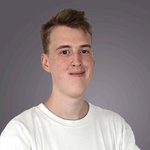 Das lvh-Team Junger Mann mit hellem T-Shirt vor grauem Hintergrund