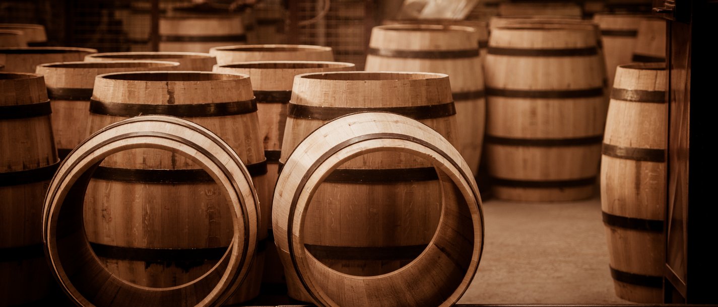 Binder, Drechsler, Wagner Holzfässer in einer Fabrikhalle, zwei liegen vor den stehenden Fässern