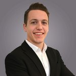 Das lvh-Team Junger Mann in schwarzem Anzug mit weißem Hemd lächelt vor grauem Hintergrund