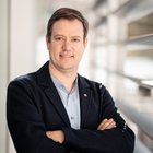 lvh-Präsident Martin Haller, Foto: ©Florian Andergassen Porträt eines Mannes im Blazer mit verschränkten Armen in einem modernen Gebäude.