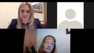 Webinare Videokonferenz mit zwei Frauen und einem anonymen Profilbild