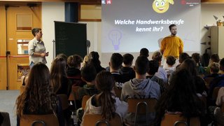 Junghandwerker Jugendliche sitzen im Klassenzimmer während einer Präsentation über Handwerksberufe
