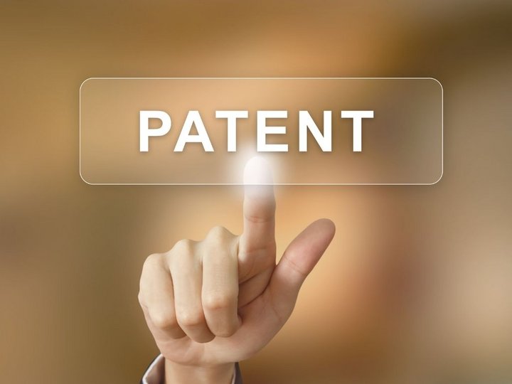 Unternehmensentwicklung Hand tippt auf transparentes Feld mit Wort Patent