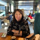 Frauen im Handwerk Frau sitzt in Café mit Kaffee und Geldschein auf dem Tisch