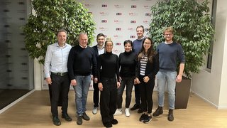 Berufsbildung Gruppenfoto von acht Personen vor einer LVH-APA-Wand mit grünen Pflanzen