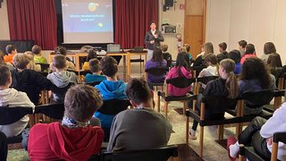 Junghandwerker Schüler hören einem Vortrag über Handwerksberufe in einem Klassenraum zu