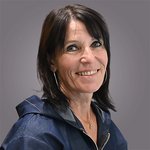 Das lvh-Team Porträt einer lächelnden Frau mit dunklem Haar vor grauem Hintergrund