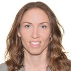 Frauen im Handwerk Porträt einer lächelnden Frau mit welligen braunen Haaren vor weißem Hintergrund