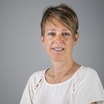 Das lvh-Team Porträt einer lächelnden Frau mit kurzem Haar vor grauem Hintergrund