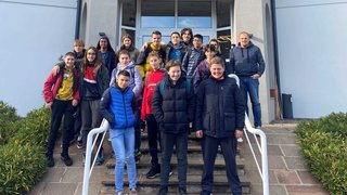 Junghandwerker Gruppe Jugendlicher vor Gebäude mit Schriftzug elektro a haller