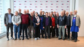 News Gruppenfoto von älteren Menschen vor einer Wand mit LVH-Logo
