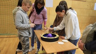 Junghandwerker Kinder spielen an einem Tisch mit einem Brettspiel im Innenraum