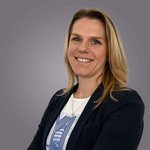 Das lvh-Team Porträt einer lächelnden Frau mit blonden Haaren vor grauem Hintergrund