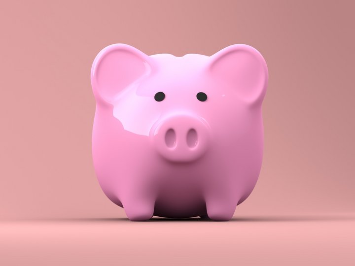 Familie und Soziales Glänzendes rosa Sparschwein vor einem rosa Hintergrund