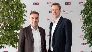 News Zwei Männer in Anzügen vor LVHapa und Generation H Banner mit Pflanzen