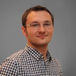 Das lvh-Team Mann mit kariertem Hemd und Brille vor grauem Hintergrund