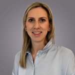 Das lvh-Team Porträt einer lächelnden Frau vor grauem Hintergrund