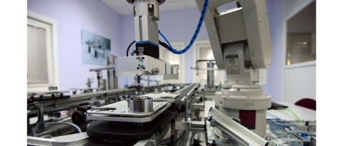 Digitale Lösungen Industrieroboter arbeitet an automatisierter Produktionslinie