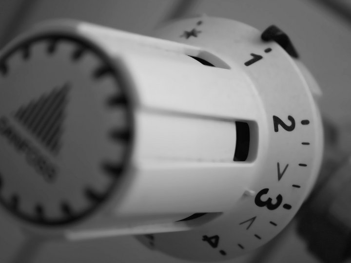 Heizungs-, Lüftungs- und Sanitärtechniker Nahaufnahme eines weißen Heizkörperthermostats mit Zahlen 1 bis 4