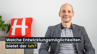 Jobs Mann sitzt vor Wand mit rotem Kissen und Text zu Entwicklungsmöglichkeiten beim lvh