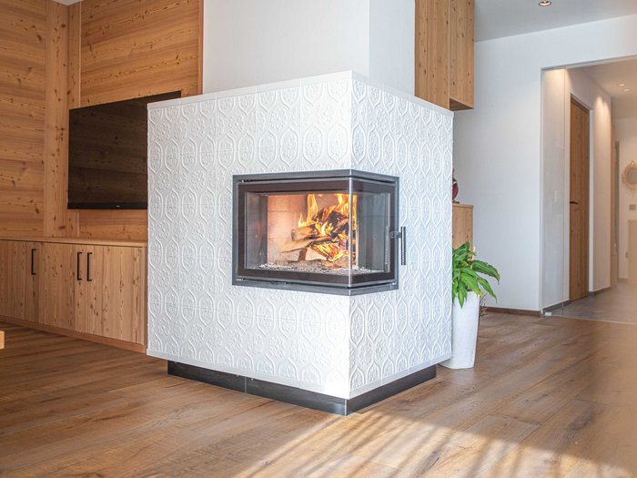 Tag des Kachelofens am 20. Oktober Moderner Kamin mit weiß gekacheltem Design in einem Wohnzimmer