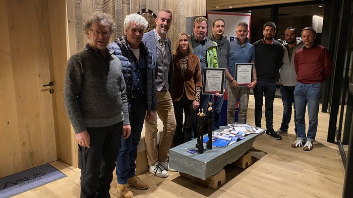 lvh Rasen/Antholz: neue Führung Gruppe von elf Personen in einem Holzraum, zwei halten Urkunden