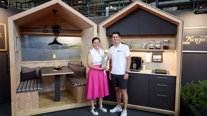 Home Zwei Personen in weißen Hemden in Holzhaus-Küchen- und Sitzbereich