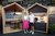 Home Zwei Personen in weißen Hemden in Holzhaus-Küchen- und Sitzbereich