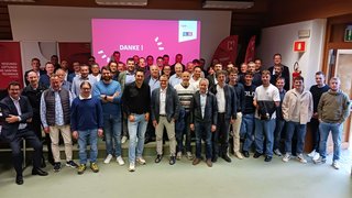 News Gruppenfoto von circa 40 Personen vor einer Leinwand mit Danke-Botschaft