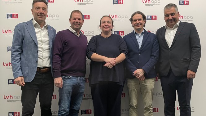 Home Fünf Personen stehen vor einer LVH APA und Generation H Wand mit Logo