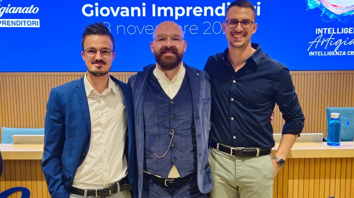 Eletto il nuovo presidente dei giovani imprenditori di Confartigianato: i giovani artigiani di lvh.apa erano presenti a Roma! Tre uomini all'assemblea dei giovani imprenditori con sfondo blu
