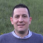 Unterland Porträt eines lächelnden Mannes vor grüner Wiese