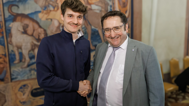 Home Zwei Männer schütteln sich die Hände vor einer Wand mit Tiergemälde