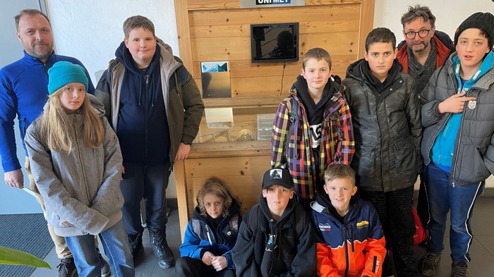 Lust auf Berufe im Handwerk und Gastgewerbe Gruppe von Kindern und zwei Erwachsenen vor Uni Met Ausstellung