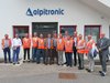 Home Gruppe von Männern in Warnwesten vor dem Alpitronic Gebäude
