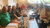 Home Gruppe von Menschen sitzt an Holztischen in einem Restaurant, eine Frau hält ein Baby