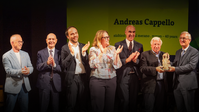 Home Menschen applaudieren bei einer Verleihung mit Andreas Cappello im Hintergrund