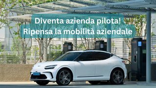 News Auto elettrico bianco in ricarica in area urbana