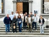 Home Gruppe von 13 Personen auf Treppe vor historischem Gebäude