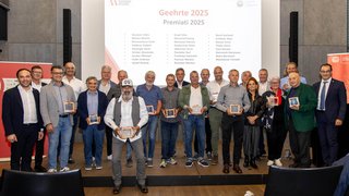 News Foto di gruppo dei premiati 2025 con riconoscimenti sul palco