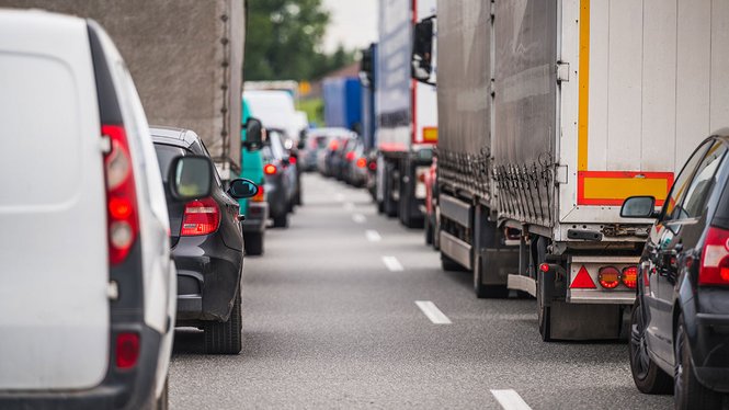 Home Verkehrsstau auf einer Straße mit Lastwagen und Autos