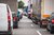 Home Verkehrsstau auf einer Straße mit Lastwagen und Autos