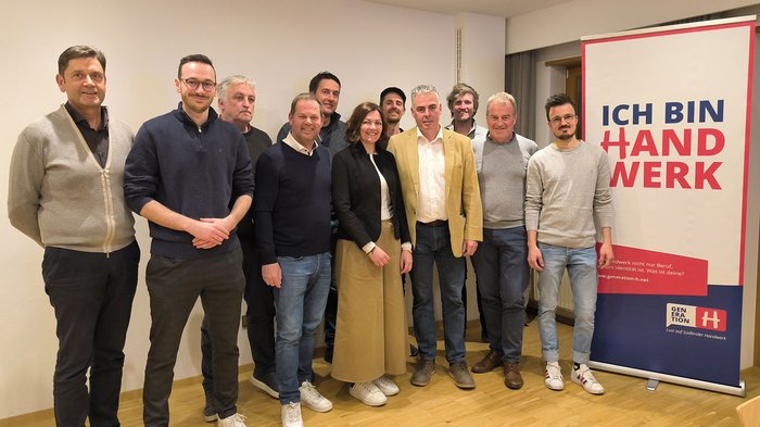 Lust auf Berufe im Handwerk und Gastgewerbe Gruppe von elf Personen posiert vor Banner mit Text Ich bin Handwerk