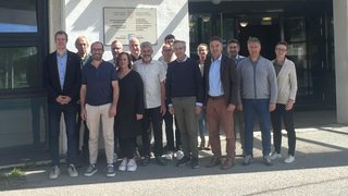 News Foto di gruppo davanti al centro di formazione professionale al sole