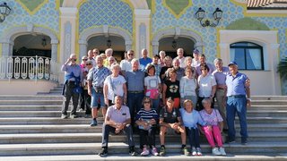 News Grande gruppo di anziani su scale davanti a edificio decorato