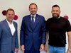 Home Drei Männer stehen vor weißer Wand mit roten Punkten
