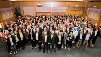 Home Große Gruppe von Menschen in einem Konferenzraum, Blick von oben